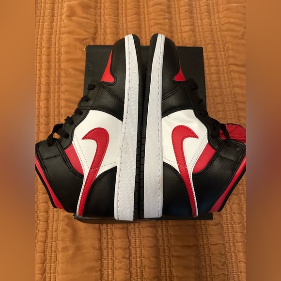 Jordan Air Jordan 1 Mid EUC - Picture 3 of 8